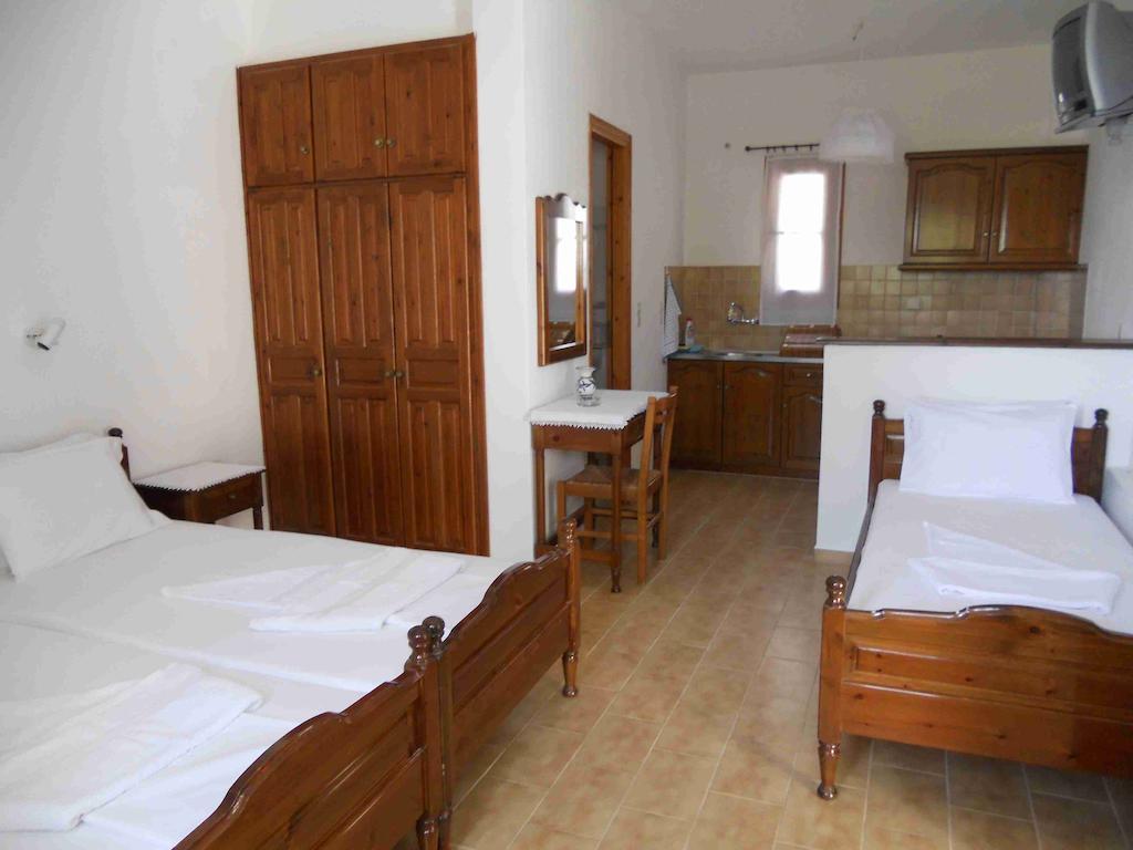 Casper'S Studios Piso Livadi Room photo